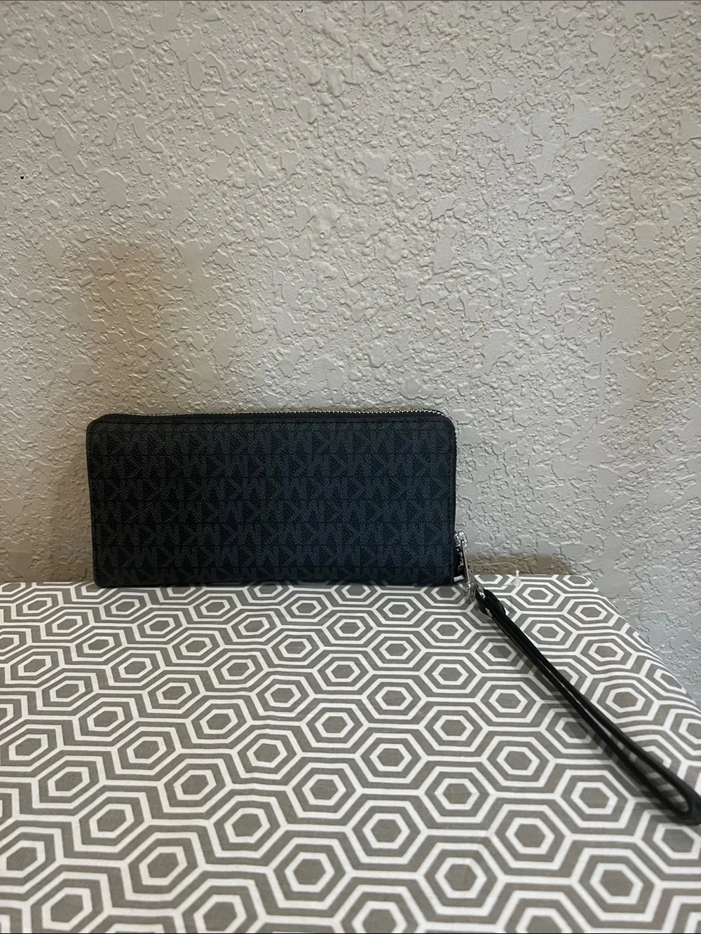 MICHAEL Michael Kors Black LG TRVL continental wallet with detachable strap